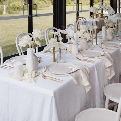 Tan Wedding Table Settings, Bridal Luncheon Tablescape, White Napkins Wedding Table, Beige Napkins Wedding, Simple Table Settings Wedding, All White Table Setting, Neutral Table Decor, White Dinner Table, White Table Decorations