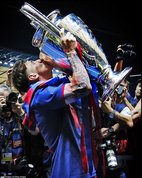 Messi kisses the Champions League trophy after winning it for the fourth time as photographers try to catch the perfect snap Messi 2015, Barcelona Champions League, Messi Pictures, Messi Gif, Messi Champions League, Champions League Trophy, Cr7 Vs Messi, Messi Poster, Messi Videos