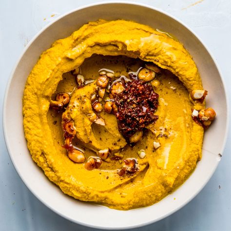 Carrots: Will they hummus? This recipe proves they will, in the most resounding, confident way. Unique Hummus Recipe, Carrot Hummus, Pesto Hummus, Hummus Recipe, Roasted Carrots, Soju, Refried Beans, Afternoon Snacks, Traditional Food