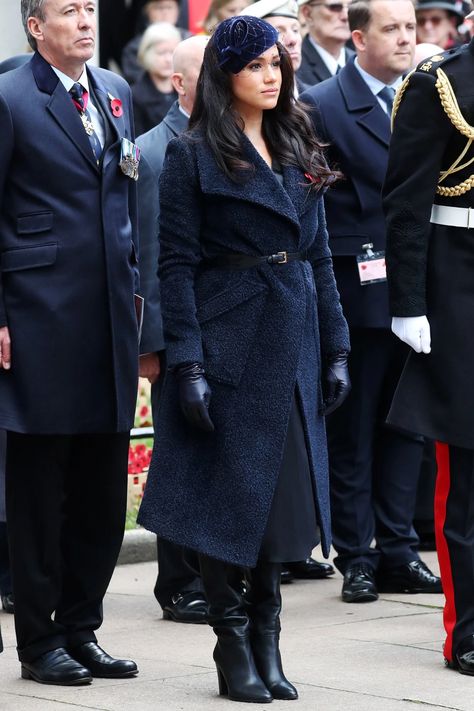 Meghan Markle’s Year In Style: A Return to Basics | Vanity Fair Meghan Markle Dress, Meghan Markle Photos, Khaki Trench, Meghan Markle Style, Principe Harry, Navy Outfit, Weekly Outfits, Event Outfit, Royal Families