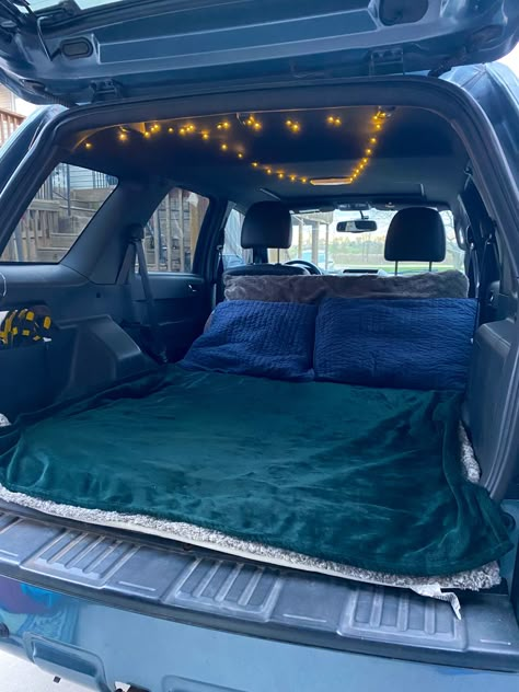 Camping Car Setup, Cozy Backseat Car, Camping In A Car, Roadtrip Car Setup, Camping In Suv, Sleep In Car Hacks, Bed In Back Of Car, Aesthetic Car Camping, Camp In Car