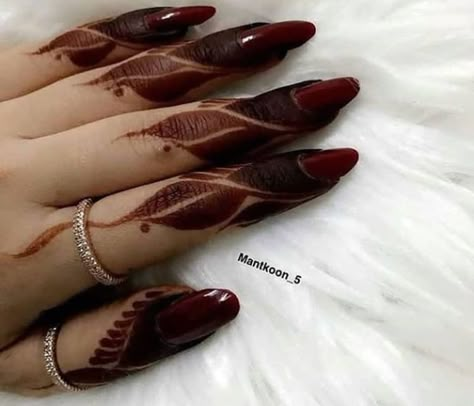 Short Mehndi, Jagua Henna, Khafif Mehndi Design, Finger Henna Designs, Henna Tattoo Designs Hand, Finger Henna, Mehndi Design Pictures, Very Simple Mehndi Designs, Modern Mehndi Designs