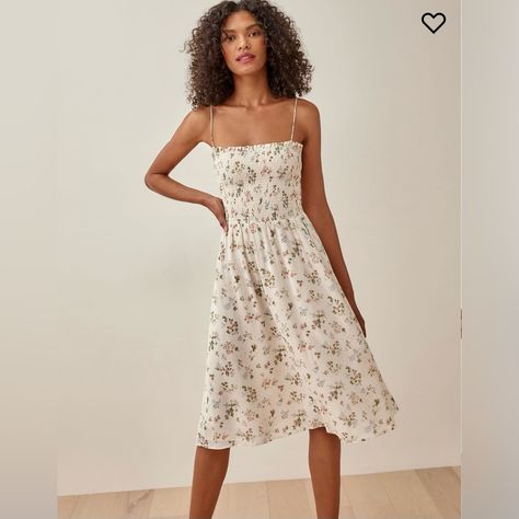 Reformation Sable Dress Color: Cream With Small Flowers Size: Xl New With Tags (No Size Tag) Dress With Flats, Fitting Skirt, French Women Style, Parisian Women, Simple Summer Outfits, French Girl Style, Skirt And Sneakers, Reformation Dress, Reformation Dresses