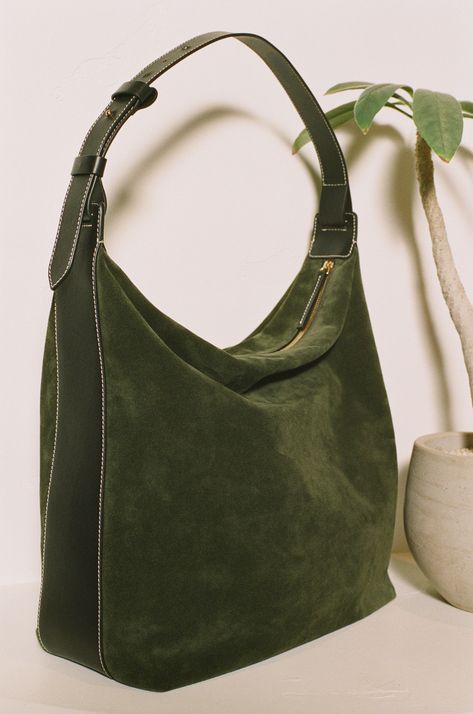 Soft Natural Purses Kibbe, Tasker Fashion, Dark Green Purse, Green Bag Outfit, Handbag Aesthetic, Walk Photo, Green Shoulder Bag, Tan Bag, Green Purse