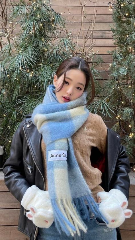 ive, wonyoung, k-pop, k-pop fashion, korean fashion, korean street style, winter fashion, winter outfits, bunny, acne studios, leather jacket, women's fashion, fall outfits, japanese fashion, izone, jang wonyoung, k-pop girl group, cute outfits, cute winter fashion, lookbook, style inspo, trendy, stylish, cold, christmas, comfy, cozy, aesthetic Wonyoung Scarf, Acne Studios Scarf Outfit, Chunky Scarf Outfit, Wonyoung Fashion, White Puffer Jacket Outfit, Korean Scarf, Acne Scarf, Acne Studios Scarf, White Puffer Jacket