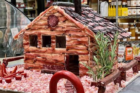 Meat And Cheese Gingerbread House, Meat Gingerbread House, Savory Gingerbread House, Charcuterie Houses, Charcuterie House, Appetizers Light, Charcuterie Chalet, Meat House, Gingerbread Contest