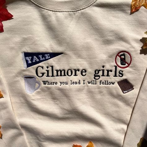 Gilmore Girl, Girls Sweatshirt, Rory Gilmore, Freshman Year, Fall Fits, Girl Sweatshirts, Girl Falling, Embroidered Sweatshirts, Mode Inspiration