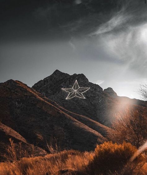 El Paso Texas Photography, Texas Chic, Cousin Tattoos, Texas Tattoos, Mountain Drawing, Retro Wallpaper Iphone, Latest Tattoos, Texas Star, Star Lamp