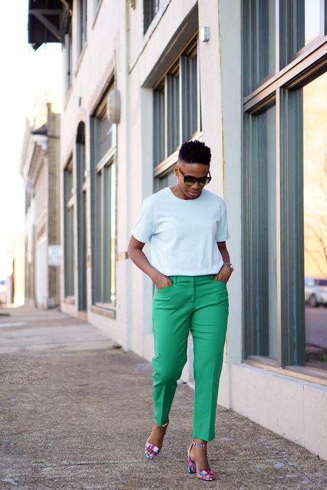 Try This Cool Combo On Casual Friday Green Flowy Pants, Kelly Green Pants, Grown Style, Fashionable Work Outfits, Coastal Office, 9to5chic Outfits, Green Pants Outfit, Casual Attire For Women, Pants Outfit Fall