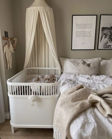 a lovely neutral bedroom with a crib Nursery Nook, Bedside Crib, White Crib, Parents Room, Baby Zimmer, Baby Room Inspiration, Nursery Room Inspiration, Baby Room Design, Neutral Bedroom