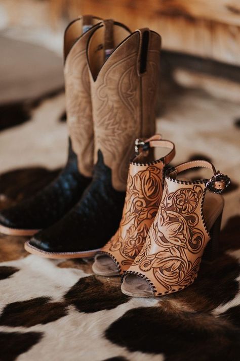 Texas Ranch Wedding, Western Bride, Country Wedding Pictures, Bodas Boho Chic, Miraculous Ideas, Wedding Western, Country Western Wedding, Western Themed Wedding, Western Shoes