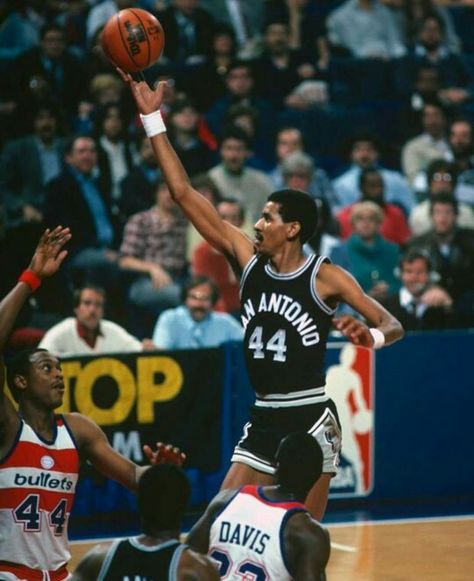 The Iceman George Gervin lets a finger roll loose over the Bullets' Rick Mahorn and Charles Davis in D.C. George Gervin, Danny Green, Ice Man, The Iceman, Texas Sports, American Athletes, I Love Basketball, Nba Pictures, Nba Legends