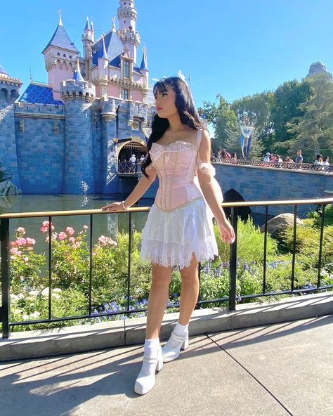 Disneyland Outfits Princess, Disneyland Dress Outfit, Jennie Clothes, Disneyland Dress, Disney Princess Castle, Disney Princess Outfits, Puffer Jacket Outfit, Disneyland Outfits, Fashion Gal