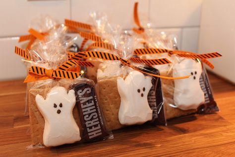 Halloween Smores, Halloween School Treats, Annual Halloween Party, Halloween Treats For Kids, Casa Halloween, Halloween Food Treats, Halloween Favors, School Treats, Halloween Goodies