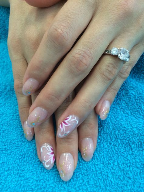 My wedding nails! Aug 2014. 3D stargazer lily (half on ea ring finger), gold swirls, rhinestones & glitter. Wedding Nails Gold, Wedding Gift Table Decorations, Nails Gold Glitter, Lily Nails, Wedding Vows To Husband, Gift Table Wedding, Ring Finger Nails, 2019 Nails, Glitter Ring