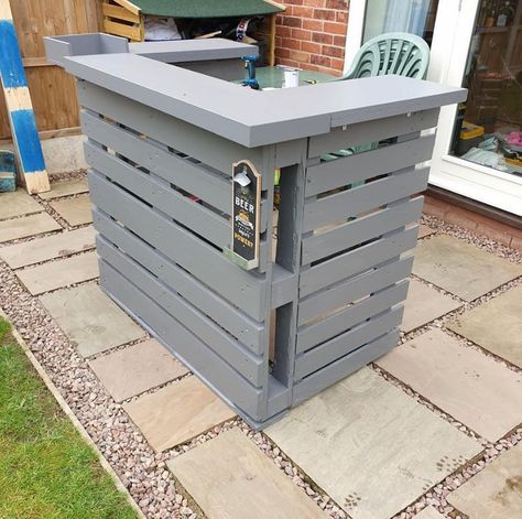 Dad creates a stylish outdoor bar for just £30 using B&Q paint and an old packing crate Diy Garden Bar, Bar En Plein Air, Garden Bar Ideas, Crate Bar, Pallet Patio Furniture Diy, Outdoor Garden Bar, Outdoor Bars, Pallet Bar Diy, Diy Outdoor Bar