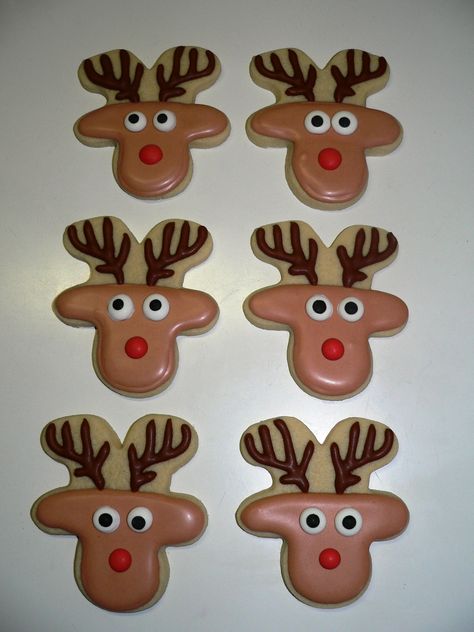 Rudolf-reindeer cookies using gingerbread man cutter Reindeer From Gingerbread Man, Reindeer Cutout Cookies, Rudolf Cookies, Gingerbread Cookies Decorated Ideas, Gingerbread Man Decorating Ideas, Reindeer Sugar Cookies, Rudolf The Red Nosed Reindeer, Christmas Hutch, Rudolph Cookies