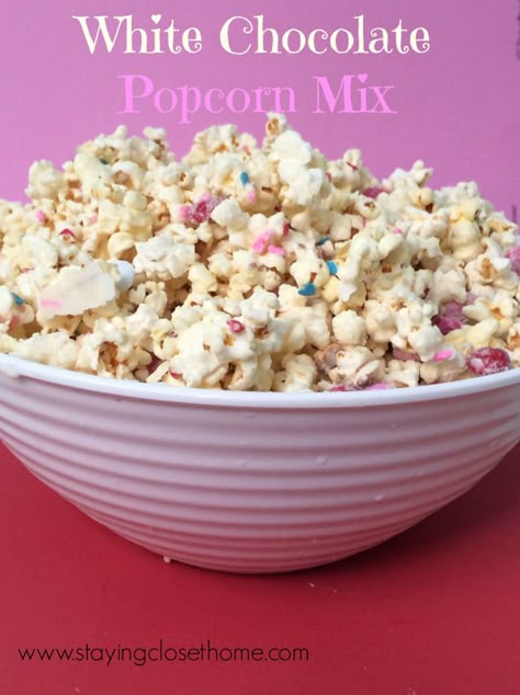 white chocolate covered popcorn mix White Chocolate Popcorn Mix, White Chocolate Popcorn Recipe, Popcorn Recipes Chocolate, Covered Popcorn, Flavored Popcorn Recipes, Chocolate Covered Popcorn, White Chocolate Popcorn, Popcorn Mix, Popcorn Treats