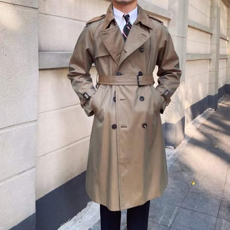 Trenchcoat Reference, Mens Trenchcoat Outfit, Trench Coat Men Aesthetic, Detective Outfit Men, Trench Coat Men Outfit, Trench Coat Outfit Men, Detective Trench Coat, Man With Suitcase, Detective Coat