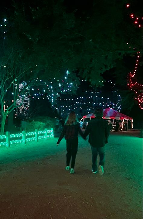 Christmas In Love Aesthetic, December Aesthetic Couple, Things To Do With Your Bf During Christmas, Winter Lights Photoshoot, Aesthetic Couple Winter, Cute Couple Pics Christmas Lights, Aesthetic Christmas Couple, Bf Gf Christmas Pictures, Christmas Aesthetic Photos Couple