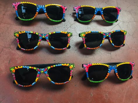 https://www.facebook.com/arTart.sanjana/ Painting On Sunglasses, Sunglass Painting, Paint Sunglasses, Rickshaw Paint, Rickshaw Painting, Painted Sunglasses, Decorative Sunglasses, Bangladeshi Culture, Rickshaw Art