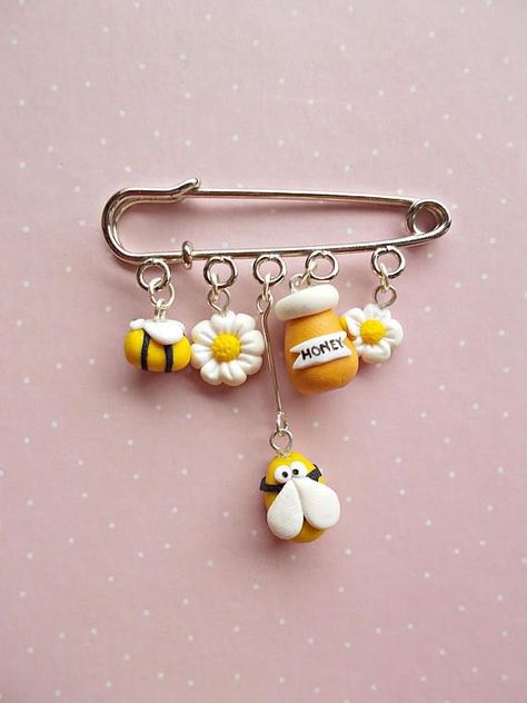 Crea Fimo, Bee Lover Gifts, Polymer Clay Kawaii, Bee Pin, Tanah Liat, Bee Jewelry, Polymer Clay Diy, Polymer Clay Jewelry Diy, Bee Brooch