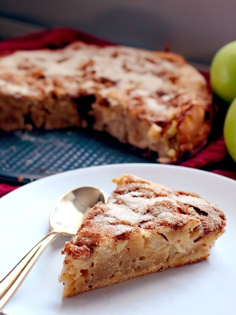 Sink your teeth into a slice of Eire with this traditional Irish Kerry Apple Cake. Irish Dessert Recipes, Irish Apple Cake, Irish Desserts, Irish Cooking, Irish Foods, Custard Sauce, Irish Dishes, Scottish Recipes, Torte Cupcake