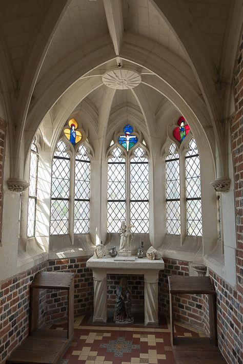 The chapel of the Chateau du Moulin, France - www.RoadTripsaroundtheWorld.com Tudor Ceiling, Medieval Keep, Gothcore Aesthetic, Tiny Chapel, Private Chapel, Home Chapel, Castles France, Small Chapel, Chapel Ideas