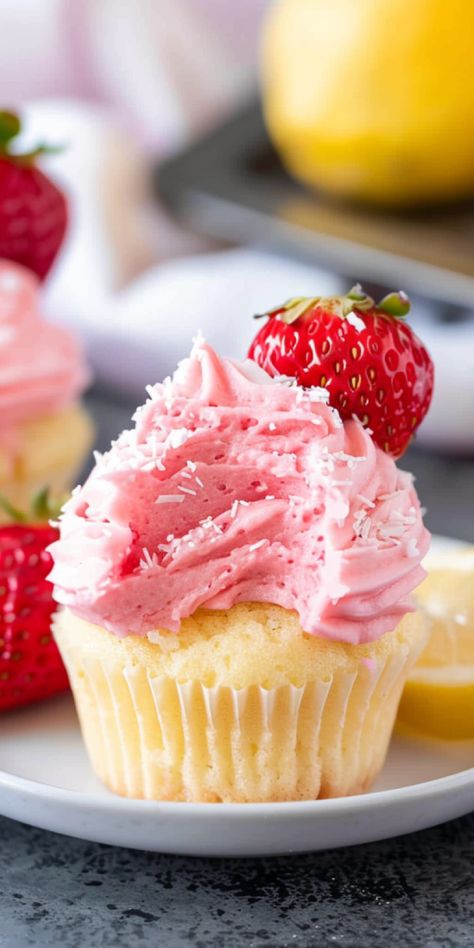 Strawberry Lemonade Cupcakes – Chasety Pastel Cupcake Ideas, Chocolate Covered Strawberry Cupcakes, Fruit Cupcakes Recipes, Strawberry Cupcake Recipe, Cupcakes With Strawberry Frosting, Cupcakes Rellenos, Strawberry Lemonade Cupcakes, Tasty Cupcakes, Cupcakes Strawberry