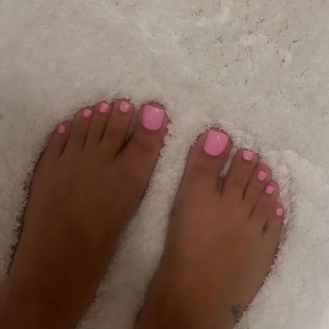 @_kimbella 🔥🔥🔥🔥🔥 | Instagram Pink Toes Pedicure, Baby Pink Toe Nails, Pink Nails And Toes, Light Pink Toe Nails, Gel Toe Nails Ideas, Pedicure Pink, Pink Toenails, Hot Pink Toes, Pink Toe Nails