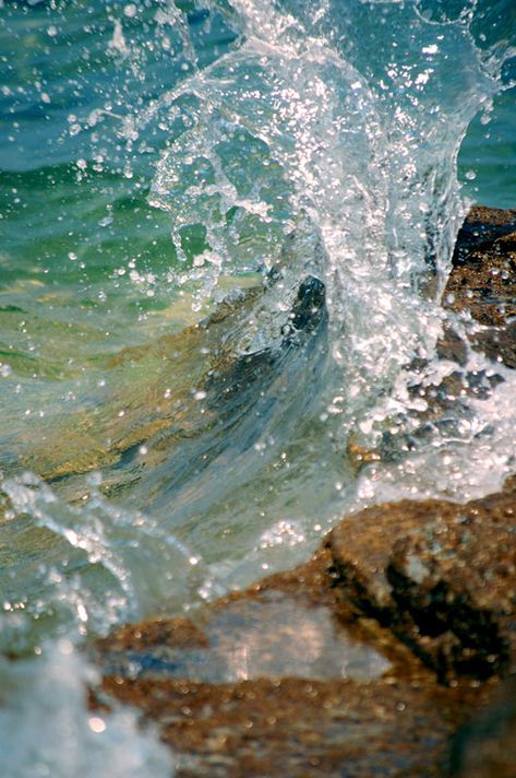 Splash ! Ocean Waves Photography, Waves Photos, Water Images, Rock Photography, Waves Photography, Ocean Pictures, Wave Painting, Water Art, Ocean Painting