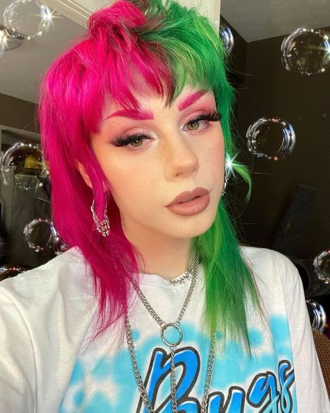 Vivid Color Hair, Punk Hairstyles, Alien Alien, Vivid Hair, Split Dyed Hair, Cute Hair Colors, Creative Hair Color, Dyed Hair Inspiration, Split Hair