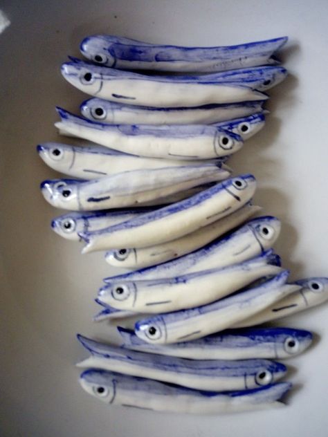 Clay Fish Sculpture Ideas, Fish Sculpture Clay, Fish Ceramics Pottery, Clay Sardines, Ceramic Fish Sculpture, Fish Clay Art, Clay Fish Sculpture, Ceramic Sardines, Fish Clay