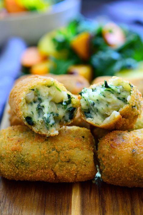 These Spanish spinach croquettes are a typical tapa in bars all around Spain. They’re simple to make, packed with flavour and make a great vegan party finger food or appetizer! Vegetable Croquettes Recipe, Spinach Croquettes, London Recipes, Veg Croquettes, Vegan Salmon Croquettes, Vegan Croquettes, Spanish Croquettes Tapas, Spinach Vegan, Spanish Tapas Croquetas