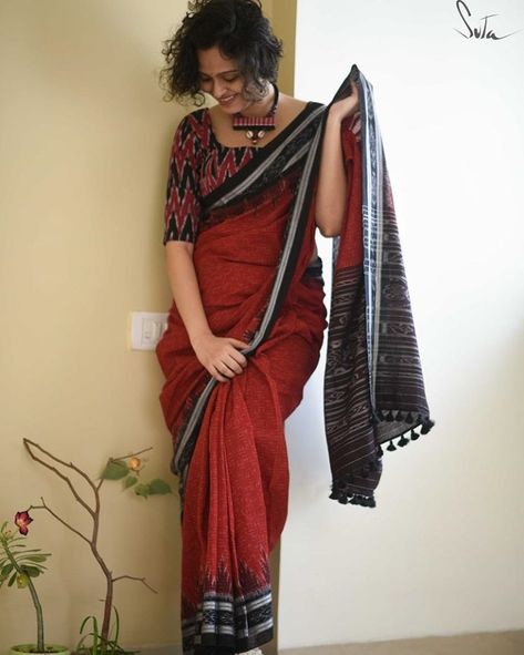 Sambalpuri Blouse Designs Latest, Sambalpuri Saree Blouse Design, Sambalpuri Saree Design, Red And Black Cotton Saree, Ikat Blouse Designs, Kolkata Saree Cotton, Ikat Blouse, Sambalpuri Saree, Sambalpuri Pata Saree