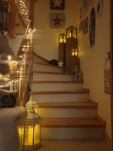 25 Stairs Wall Decor Ideas That You'll Love in 2023 Corner Stairs Decor, Stair Corner Decor, Staircase Wallpaper Ideas, Decoration Cage Escalier, Stairs Wall Decor Ideas, Stairs Wall Decor, Staircase Wall Design, Tall Ceiling Living Room, Vstupná Hala