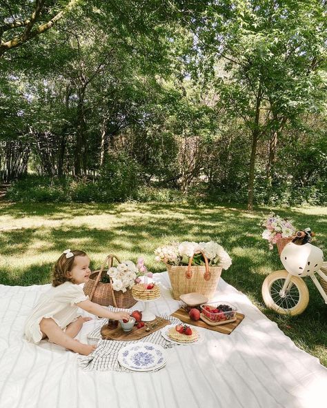 Summer picnic. Toddler girl picnic. Picnic Photo Shoot Family, Strawberry Picnic Photoshoot, 1st Birthday Picnic Photoshoot, Baby Picnic Birthday, Summer Picnic Family Photoshoot, Picnic Setup Photoshoot, Toddler Picnic Birthday Party, Mom And Me Picnic Photoshoot, Baby Birthday Picnic