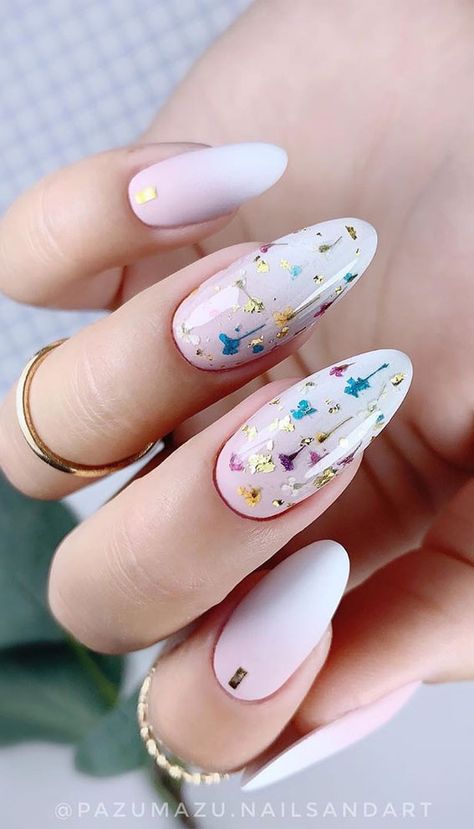 Pressed Flower nails Give your nails a feminine look with a dried flower press on nails like this. Pressed flower nails are our newest... Pressed Flower Nails, Press On Nail Designs, Nail Art Fleur, Chic Nail Designs, Manicure Nail Designs, Flower Nail Designs, Nail Design Ideas, Dry Nails, Nail Jewelry