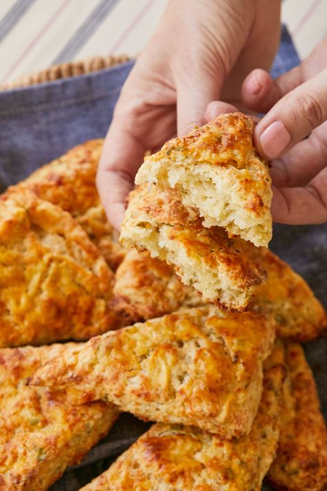 Cheddar Scones Recipe, Cheddar Scones, Apple Cheddar, Fruit Scones, Gluten Free Scones, Cheese Scones, Savory Scones, Scones Recipe, Apples And Cheese