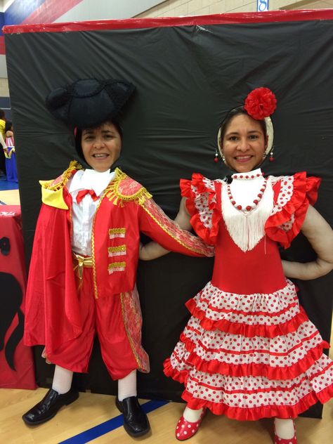 If you’re looking for a really cool cultural thing to do at your school or homeschool co-op, take a look here for an idea. This elementary school did a Spanish speaking country fair. NEAT!  http://www.spanish-for-you.net/blog/elementary-school-does-spanish-speaking-country-fair Spanish Club Ideas, Multicultural Activities, Homeschool Spanish, World Thinking Day, Spanish Club, Spanish Speaking, Culture Day, Spanish Speaking Countries, Country Fair