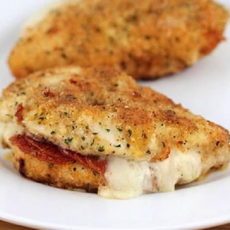 Pepperoni Stuffed Chicken, Stuffed Chicken Breast Recipes, Baked Stuffed Chicken, Pepperoni Chicken, Slice Recipes, Recipes Cheese, Cheese Slice, Cheese Stuffed Chicken Breast, Stuffed Chicken Breast