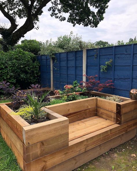 Garden furniture made from railway sleepers. Garden inspirations and ideas. Make your own flower beds. A garden makeover Sleepers Garden, Veg Planters, Railway Sleepers Garden, Sleepers In Garden, Backyard Garden Beds, House Gardening, Garden Board, Balinese Garden, Courtyard Gardens