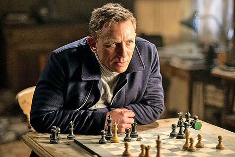 Daniel Craig Spectre, James Bond Suit, Bond Suits, James Bond Spectre, Daniel Graig, Daniel Craig James Bond, Celebrity Style Guide, Playing Chess, 007 James Bond