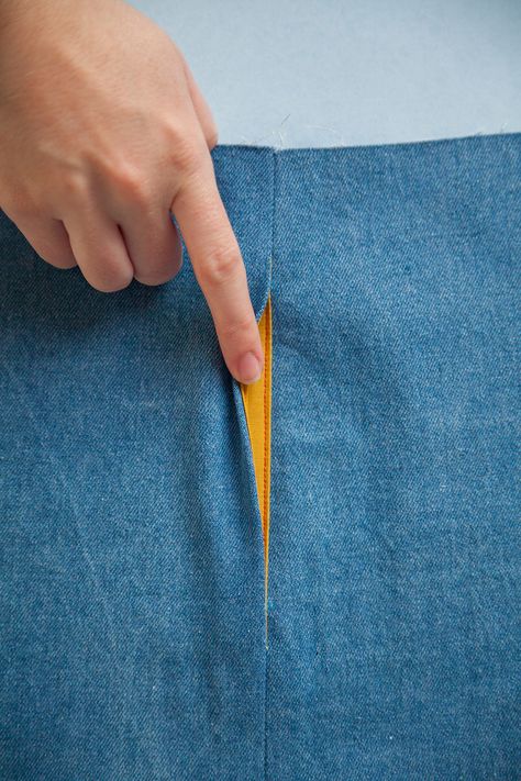 Design Your Own Pockets - 3 variations - In-Seam, Inserted, & Diagonal   |  Seamwork Magazine Sewing Pockets, Sewing Pants, How To Make Clothes, Love Sewing, Free Tutorial, Sewing Techniques, Sewing Clothes, Pattern Making, Sewing Hacks