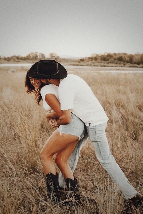 Photos With Sky, Engagement Pictures Outfits, Western Engagement Pictures, Western Couple Photoshoot, Country Engagement Photos, Western Engagement Photos, Western Couple, Country Couple Pictures, Country Engagement Pictures