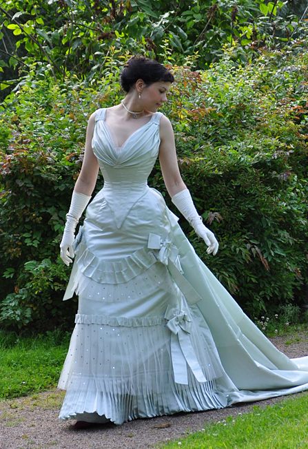 In 2015 I had less than a week to make a gown for the Saturday night gala, so it had to be something simple, fast and straight forward. I de... 1880s Walking Dress, 1800s Dresses Victorian Gowns, Victorian Era Dresses Simple, Victorian Era Outfits, 1880s Dress, Victorian Era Dresses, Costume College, Victorian Gown, Victorian Era Fashion