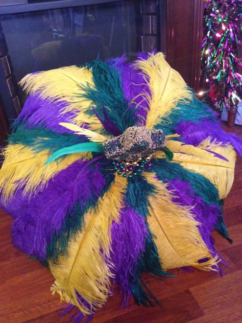 Mardi Gras Umbrella Ideas, Feather Umbrella, Mardi Gras Umbrella, Umbrella Party, Mardi Gras Diy, Mardi Gras Party Decorations, Floral Umbrellas, Pageant Outfits, Mardi Gra