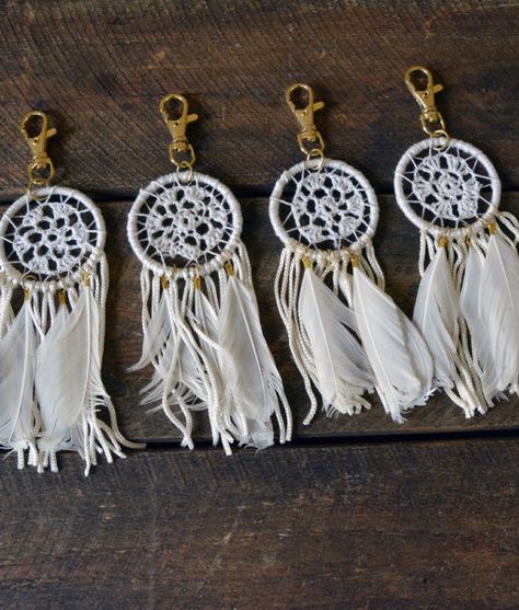 Our dream catcher charms in white are too cute! Use them as a key chain… Dream Catcher Keychain, Diy Macrame Wall Hanging, Dream Catcher White, Diy Tumblr, Diy Unicorn, Crochet Dreamcatcher, Rear View Mirror Decor, Dream Catcher Diy, Dream Catcher Boho