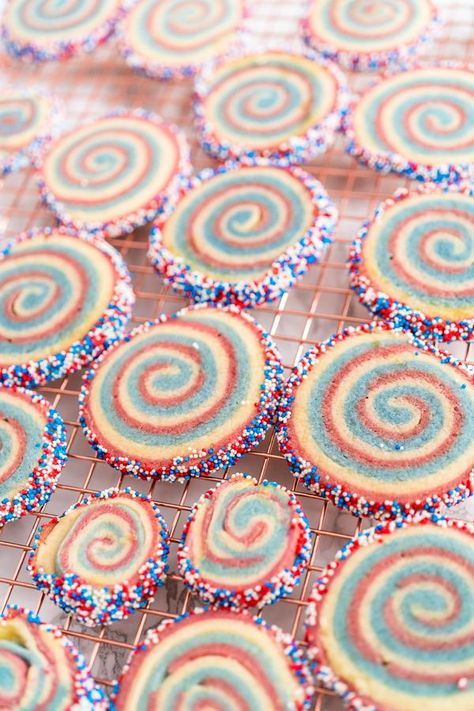 Pinwheel Cookies for the 4th of July. Going all out for Independence Day this year and trying to figure out some eye-catching snacks to make for your party? These Pinwheel Cookies for the 4th of July are perfect for making an adorable food display and are almost too cute to actually eat! Pinwheel Sugar Cookies, Adorable Food, Food Set Up, Pinwheel Cookies, Independence Day Celebration, Sugar Cookie Icing, Blue Food Coloring, Snacks To Make, Blue Food