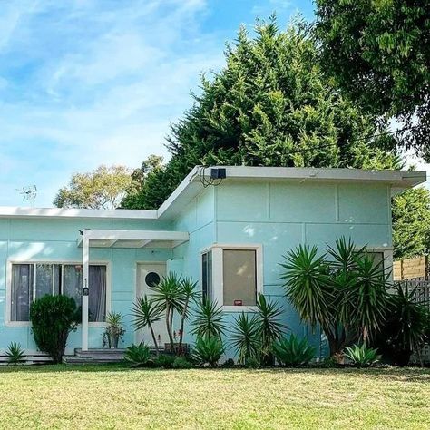 Coastal & Nautical Decor on Instagram: "Happy Beach Shack Sunday! This mid century sky blue beach shack is the perfect wee shack. Love the round window! Location: Rosebud, Mornington Pennisula. 📸 @beachshacksofaustralia @missgroovygirl" Surf Shack Exterior, Fibro Shack, Retro House Design, Beach Shack Exterior, Australia Beach House, Retro Beach House, 50s House, Beach Cottage Exterior, Blue Beach House